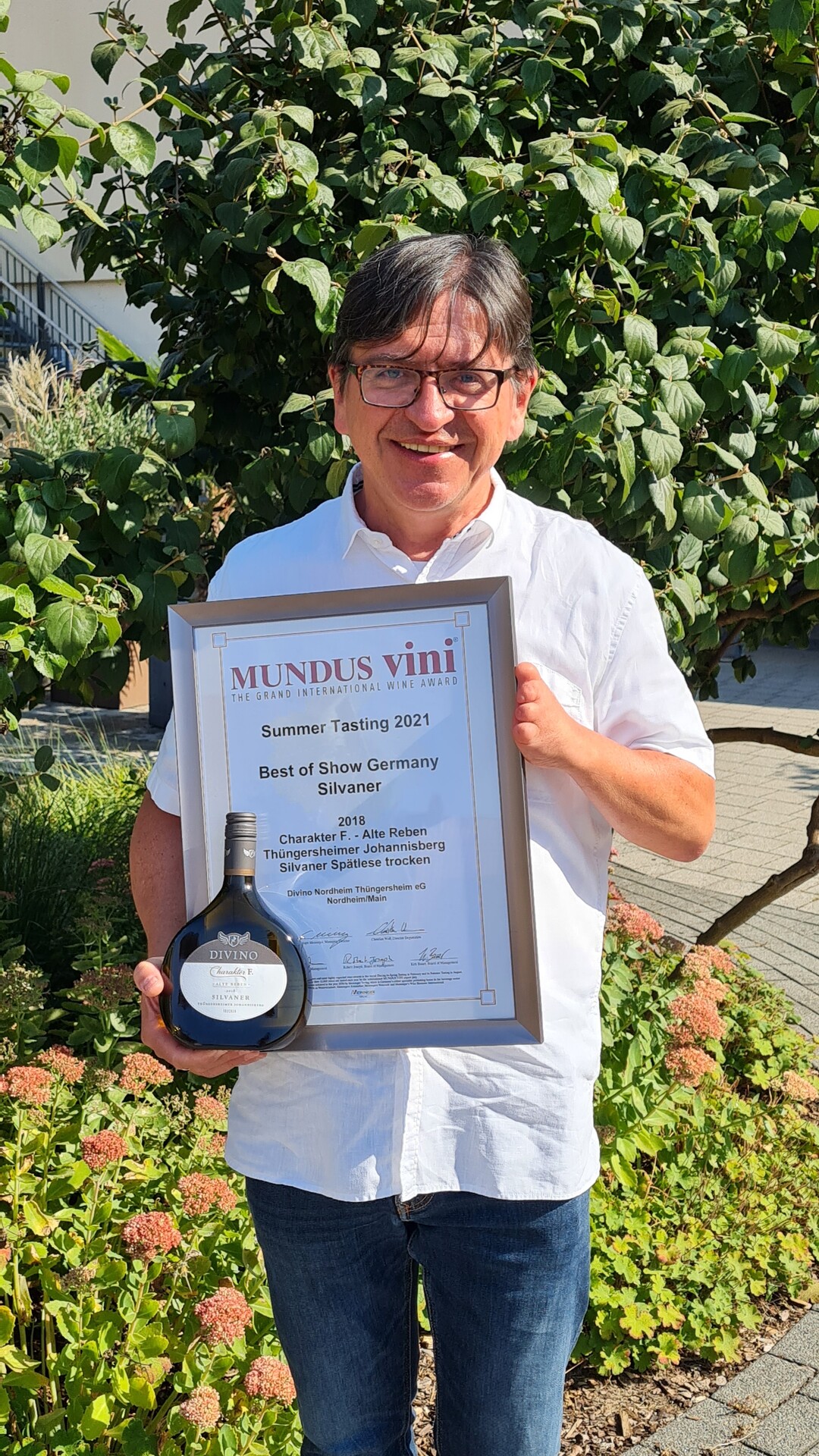 Wendelin Grass, Geschftsfhrer von DIVINO nimmt die Auszeichnung fr 
alle Winzerinnen und Winzer der Genossenschaft entgegen und freut sich ber
diesen Erfolg!   