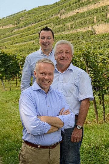 Die Lauffener Weingrtner freuen sich ber die Auszeichnungen (von vorne nach hinten): Geschftsfhrer Marian Kopp, Vorstandsvorsitzender Ulrich Maile und Kellermeister Michael Bhm.