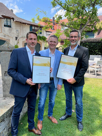 Es freuen sich ber die Auszeichnung (v.l.): Dr. Bernd Kost (Geschftsfhrer), Thomas Eberbach (Leiter Oenologie & Technik) und Jrgen Conz (Vorstandsvorsitzender).