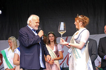 Das Winzerfest im Jahr 2022: Romy Richter wird zur Weinknigin gekrnt.