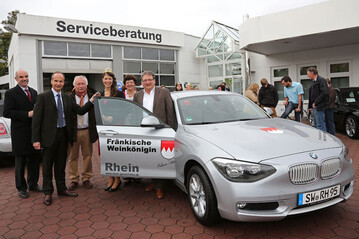 bergabe des Winterdienstwagens im Rahmen des Gerolzhfer Herbstfestes (v.l.): Weinbauprsident Artur Steinmann, Ralf Rhein (BMW Rhein), Rudolf Khn (Werbegemeinschaft gerolzhofenAKTIV), Frnkische Weinknigin Melanie Dietrich, Brgermeisterin Irmgard Krammer und Helmut Wchter.