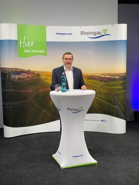 Prsident Peter Seyffardt grt die Teilnehmer der Winterfachtagung des Rheingauer Weinbauverbands.