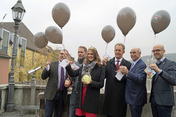 Prsentieren stolz "Die jungen Frank"n": Vorstand Andreas Oehm und Kellermeister Sebastian Knott (beide GWF), die Frnkische Weinknigin Silena Werner, geschftsfhrender GWF-Vorstand Paul E. Ritter, der Prsident des Frnkischen Weinbauverbands Artur Steinmann und Cornelius Lauter, Leiter Produktion und Kellerwirtschaft bei der GWF (v.l.).