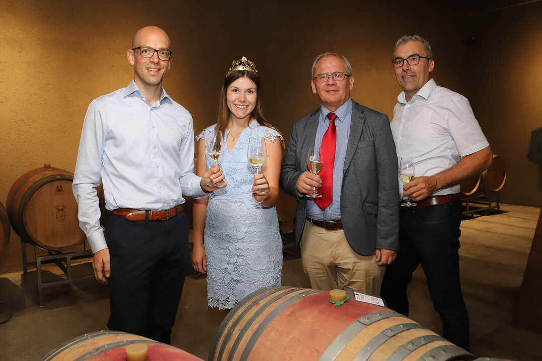 Stippvisite bei der Gebietswinzergemeinschaft Franken in Kitzingen-Repperndorf (v.l.): Geschftsfhrender Vorstand Cornelius Lauter, Frnkische Weinknigin Carolin Meyer, Regierungsprsident Dr. Eugen Ehmann und Vorstandsvorsitzender Andreas Oehm.