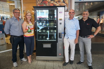 Wolfgang Luksch, Frnkische Weinknigin Klara Zehnder, Weinbauprsident Artur Steinmann und Thomas Karl (v. l.) weihen den ersten Bocksbeutelautomaten ein.