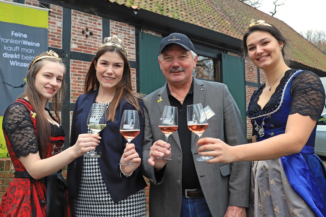 Stieen auf die 15. Frankenwein-Vernissage in der Btjerschen Scheune an (v.l.): Weinprinzessin Ines Roth (Kleinochsenfurt), Frnkische Weinknigin Carolin Meyer, Bruno Kohlmann (1. Vor-sitzender Frnkisches Gewchs) und Weinprinzessin Selina Knies (Untereisenheim).  