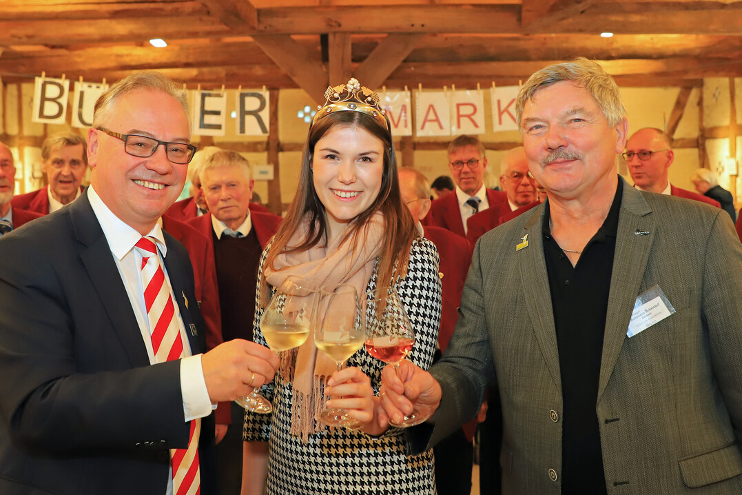Offizielle Erffnung der 15. Frankenwein-Vernissage (v.l.): Brgermeister Stefan Schwenke (Worpswede), Frnkische Weinknigin Carolin Meyer und Bruno Kohlmann (1. Vorsitzender Frnkisches Gewchs).	