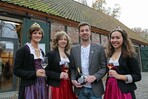 Freuten sich auf die Besucher der Frankenwein-Vernissage in der Bötjer´schen Scheune in Worpswede (v.l.): Die Weinprinzessinnen Christin Ungemach (Nordheim), Lena Kram (Sommerach) und Sophie Dotzel (Lindach) sowie Daniel Then (2. Vorsitzender des Fränkischen Gewächses).