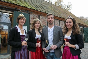 Freuten sich auf die Besucher der Frankenwein-Vernissage in der Btjerschen Scheune in Worpswede (v.l.): Die Weinprinzessinnen Christin Ungemach (Nordheim), Lena Kram (Sommerach) und Sophie Dotzel (Lindach) sowie Daniel Then (2. Vorsitzender des Frnkischen Gewchses).