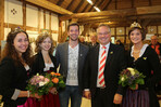 Bürgermeister Stefan Schwenke (2.v.r.) und Daniel Then (2. Vorsitzender des Fränkischen Gewächses) hießen zusammen mit den Weinprinzessinnen Sophie Dotzel (Lindach), Lena Kram (Sommerach) und Christin Ungemach (Nordheim)  die Gäste bei der Frankenwein-Vernissage in der Bötjer´schen Scheune willkommen.