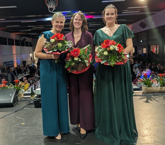 Das neue Hoheiten-Trio (v.l.): Weinprinzessin Jule Mayr, Weinknigin Larissa Salcher und Weinprinzessin Vivien Jesse.