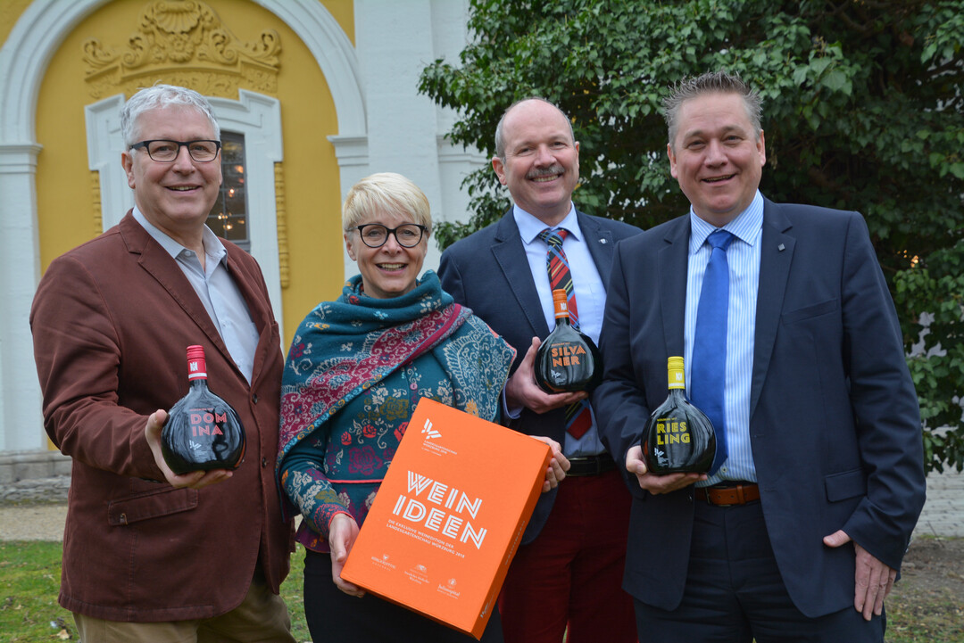 Im Juliusspital präsentierten die Weingutsleiter Robert Haller (Weingut Bürgerspital), Horst Kolesch (Weingut Juliusspital) und Thilo Heuft (Weingut Staatlicher Hofkeller) (von links) zusammen mit der LGS-Geschäftsführerin Claudia Knoll ihre „Weinideen“.