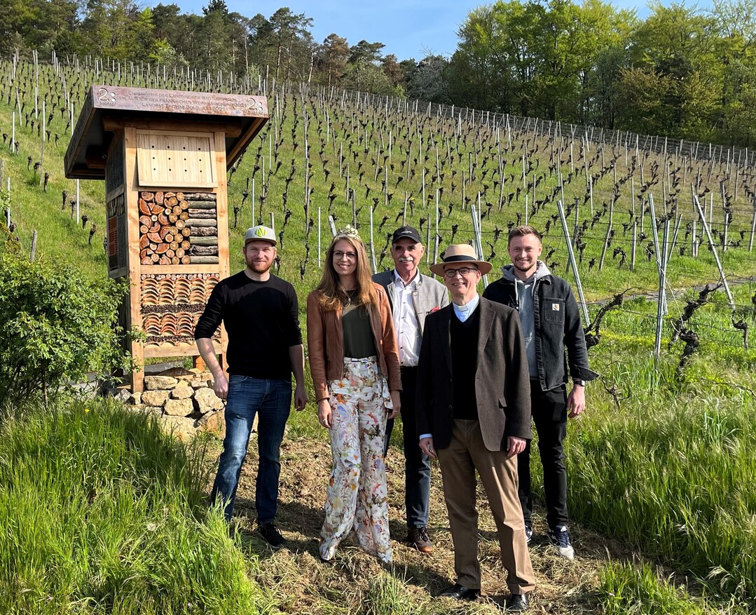 Station in der Weinbaugemeinde in Ramsthal (v.l.): Weinbauvereinsvorsitzender Lorenz Neder, die 65. Frnkische Weinknigin Eva Brockmann, Weinbauprsident Artur Steinmann, Bischof Dr. Franz Jung und Bastian Baldauf.