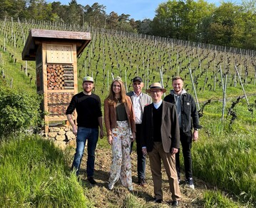 Station in der Weinbaugemeinde in Ramsthal (v.l.): Weinbauvereinsvorsitzender Lorenz Neder, die 65. Frnkische Weinknigin Eva Brockmann, Weinbauprsident Artur Steinmann, Bischof Dr. Franz Jung und Bastian Baldauf.