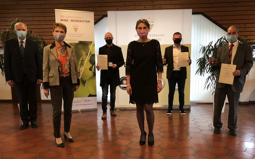 Staatssekretärin Gurr-Hirsch (2.v.l.) übergibt die Staatsehrenpreise an herausragende Württemberger Betriebe.