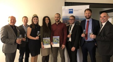 Studenten der Hochschule fr angewandte Wissenschaften Wrzburg-Schweinfurt (FHWS) haben im Rahmen eines Projektes eine Broschre fr Weinneulinge, -liebhaber und -kenner entworfen. Die Facetten der Mainfrnkischen Weinwirtschaft werden in diesem Band aufgezeigt.