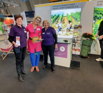 Drei Weinerlebnisfhrerinnen informieren die Besucher am Messe-Stand.