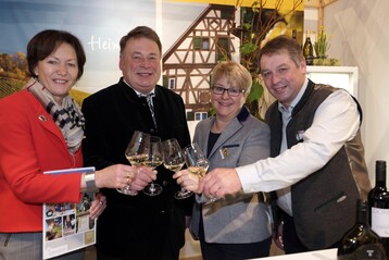 Auch Landwirtschaftsminister Helmut Brunner (l.) outete sich als Liebhaber des Frankenweins und genoss den Silvaner, den ihm Barbara und Manfred Baumann ins Glas geschenkt hatten. Mit dabei: die stellvertretende Schweinfurter Landrtin Christine Bender (l.).