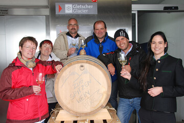 Gemeinsam mit Sommelire Anita Atzmller haben die Winzer die beiden Weine auf der Zugspitze verkostet. Im Bild von links: Tanja Voll, Edith Blendel, Udo Engelhardt, Peter Gtz, Martin Mlein und Anita Atzmller.